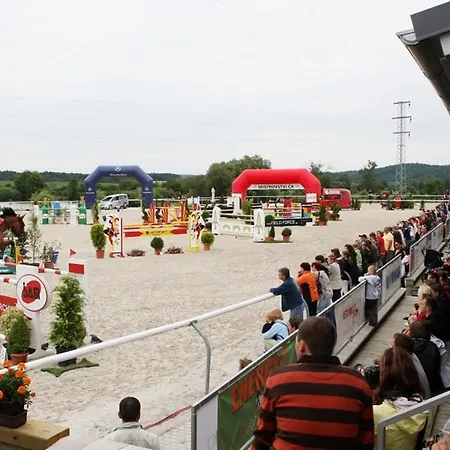 ホテル Equitana Březnice