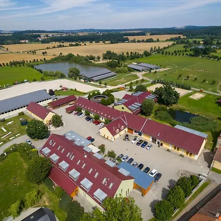 ホテル Equitana Březnice